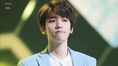 韩国明星边伯贤吃瓜视频,明星私下趣味生活大揭秘