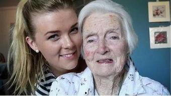 无牙老太太吃小瓜视频,趣味横生引网友热议