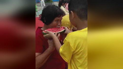 奶奶打架孙子吃瓜视频,围观群众吃瓜不停