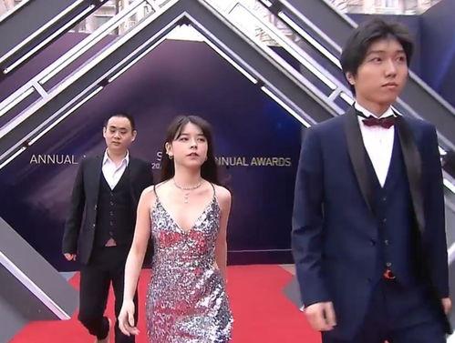 酒店吃瓜女博主视频大全,揭秘网红博主视频大全背后的故事